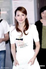 幻灯组图：伊能静否认“消费”儿子 谈离婚很煎熬