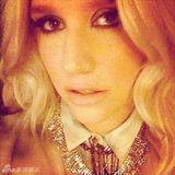 组图：钱妞全裸素颜刷牙搞怪 自拍秀烈焰红唇