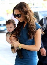 组图：维多利亚抱女儿亮相 辣妈长裙搭配长靴