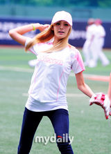 组图：After school两成员棒球赛开球英姿飒爽