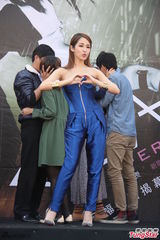 组图：萧亚轩亮相宣传新专辑 衣着性感娇俏妩媚