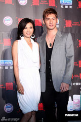 幻灯图：《猎艳》首映 张钧宁朱芷莹大玩女女吻