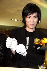 组图：萧敬腾首拍电影很享受 被网友山寨照片很淡定