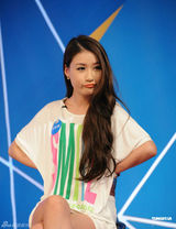 组图：孙敬媛运动装录节目 被黄健翔熊抱春光乍泄