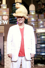 组图：黄秋生一身休闲出席活动 李蕙敏发型夸张