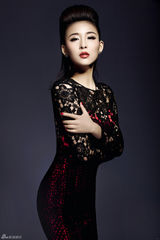 组图：贾青复古造型写真 烈焰红唇尽显性感