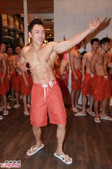 组图：亚洲先生闹市裸身宣传 热门选手大秀腹肌