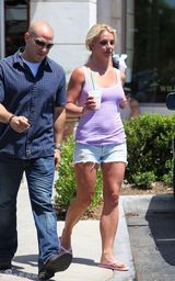 幻灯图集：布兰妮热裤出游凸点浑不知 心情好秀鬼脸