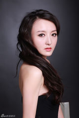 组图：何晴初春性感写真 展露梦幻女王气息