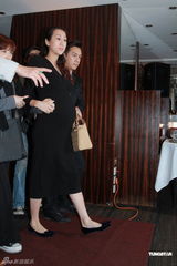 高清图：陈浩民发布会鞠躬痛哭 妻子挺大肚现场落泪