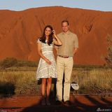 组图：凯特访原住民换两套靓裙 手握花蛇不害怕