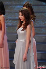 组图：港姐准决赛诞生10强 白纱裙秀腿抢镜