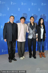 幻灯图集：成龙柏林现场唱《大兵小将》主题曲