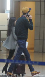 组图：张亮电话不断业务忙 酷劲十足逗乐女助理