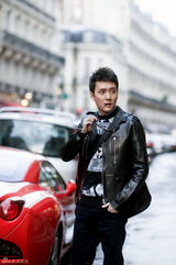 组图：冯绍峰巴黎街头写真 硬朗帅气展男人魅力