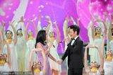 组图：吴秀波韦唯牵手合唱《爱的奉献》