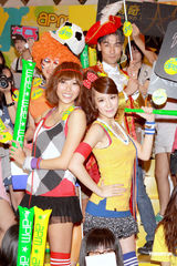 幻灯图：黑涩会美眉参加世界杯活动 看球不为看帅哥