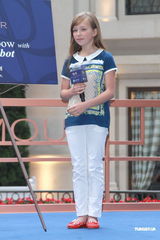 组图：英国小萝莉康妮抵港开唱 想去迪士尼乐园