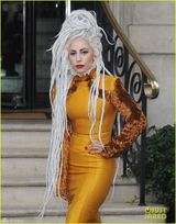 组图：Gaga顶拖把头送飞吻 踩恨天高扮女皇