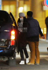 独家：莫文蔚与助理低调来京 黑色外套口罩遮面