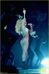 组图：LadyGaGa快速变装 方块头贝壳装露臀抢镜