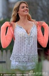 抖奶超模阿普顿解放天性 手舞足蹈胸波荡漾(图)