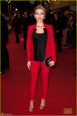 组图：斯嘉丽红装赴首映礼 不顾孕肚踩高跟鞋