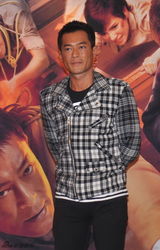 组图：《逃出生天》首映 刘青云古天乐亮相红毯