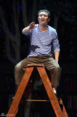 组图：杨溢梅婷《疯人院》演疯子 天使劫匪造型曝光