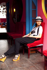 组图：董玥化身时尚女孩 随性街拍尽显潮范儿