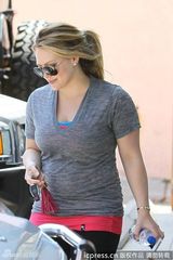 组图：希拉里-达芙产后现身身材走样