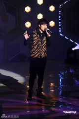 幻灯图：众艺人录制《劲歌金曲》 喜庆装扮迎新年