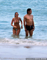 组图：球星法尔考海中爱抚娇妻 舔肚脐极度高调