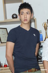 组图：柯震东澄清酒后摸奶事件 九把刀到场支持