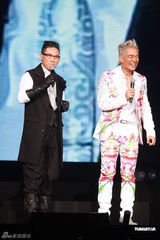 组图：任贤齐香港个唱白发登场 热吻好友陈升