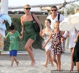 组图：凯特-莫斯携子女度假 销魂裸跳晒“飞机场”