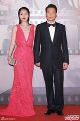 组图：杨千嬅牵手丁子高 超深V晚装胸前露胶纸