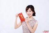 组图：吴丹妮淑女气质照曝光 手拿红包卖萌
