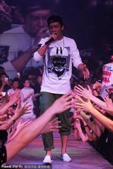 组图：陈冠希义乌夜店吸金50万卖力演出