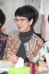 组图：白雪仙梅雪诗纪念任剑辉 贵气珠宝环身