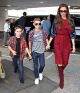 组图：贝克汉姆全家现身机场 小七嘟嘴卖萌