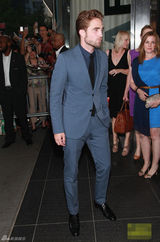 组图：罗伯特-帕丁森偷情门后首亮相面带微笑