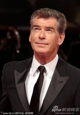 组图：老牌007布鲁斯南帅气现身威尼斯美女环绕