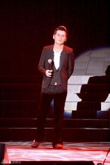 组图：杨千嬅幸福小女人唱情歌 容祖儿秀性感