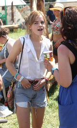 高清图：艾玛-沃特森热裤亮相音乐节 不慎走光