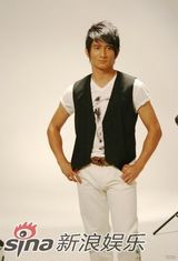 幻灯图集：吴奇隆写真秀真功夫 电力十足忙翻天