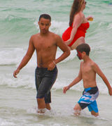 组图：阿汤哥赤膊海滩庆生 苏瑞涂花脸秀粉红比基尼