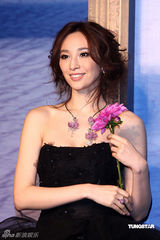 幻灯图：吴佩慈化身艺术大使 展演艺术珠宝气质高贵