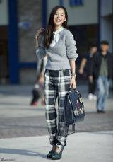 组图：辛芷蕾街拍造型多变 温婉不失雅痞