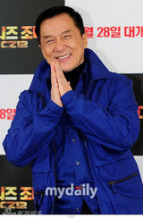 组图：成龙首尔宣传《十二生肖》 权相佑未出席